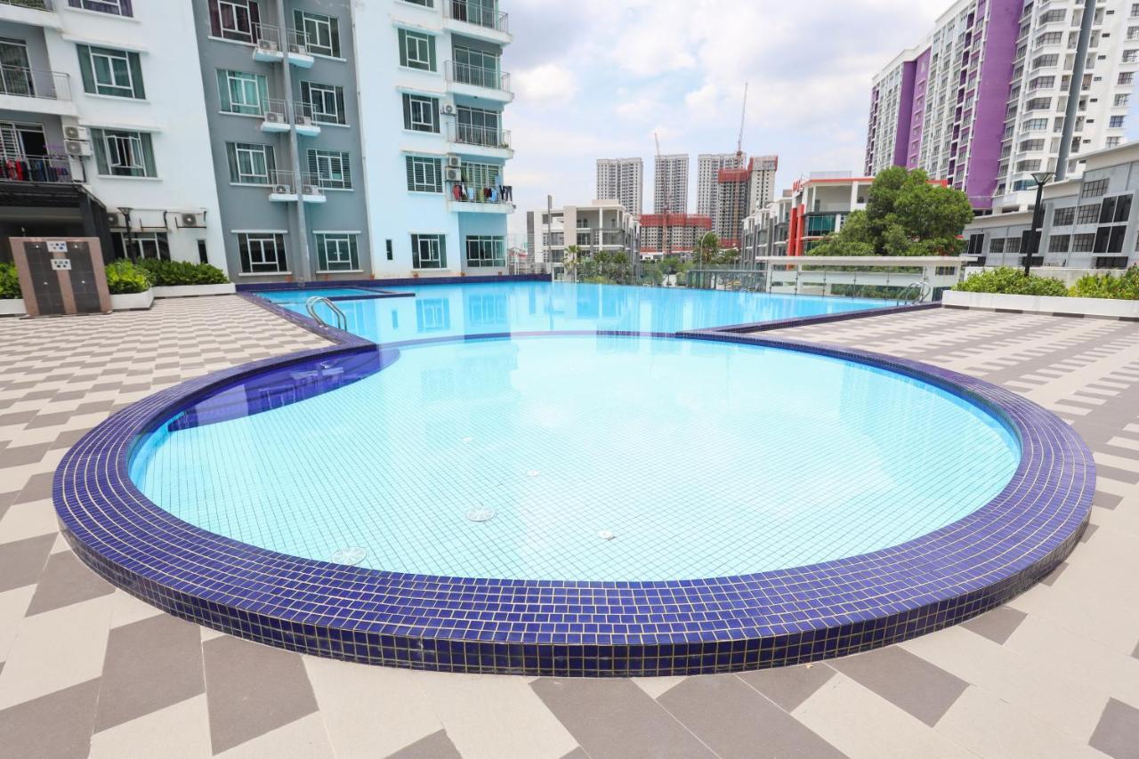Cozy 3-Bedroom Condo With Pool - Сери-Кембанган Экстерьер фото